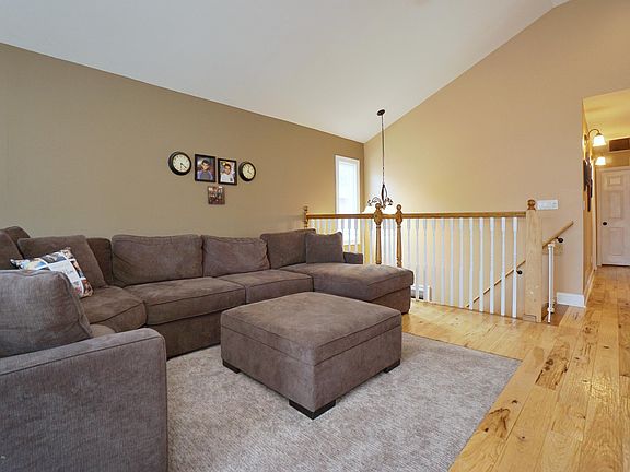3rd image of 75 Dogwood Dr
