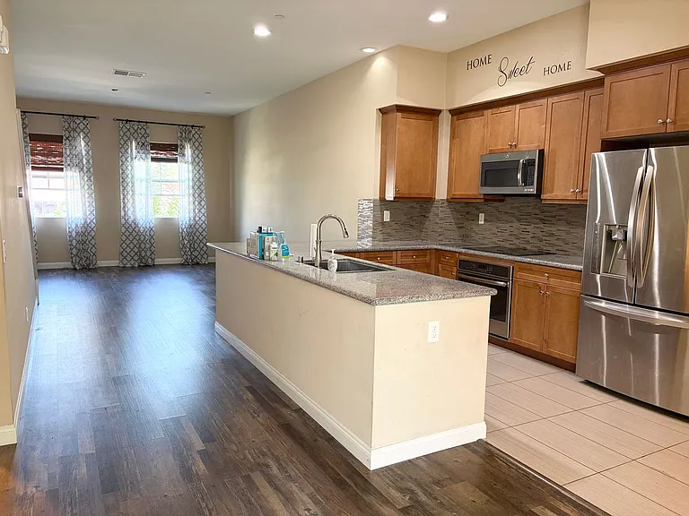 1029 N Citrus Ave — Photo 10