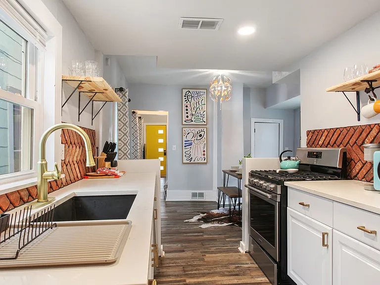 4023 Charlotte St — Photo 10