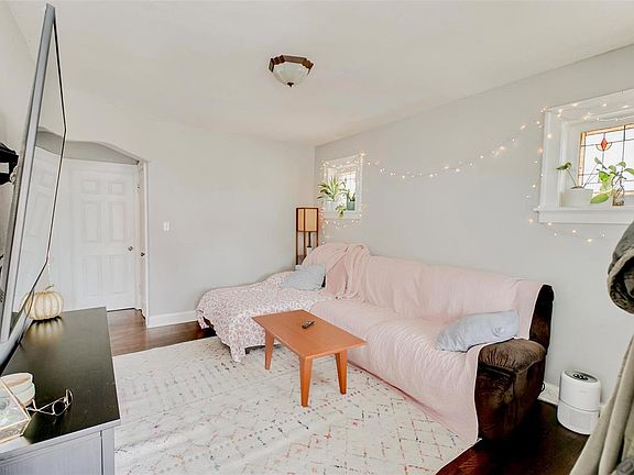 4th image of 4712 Allemania St