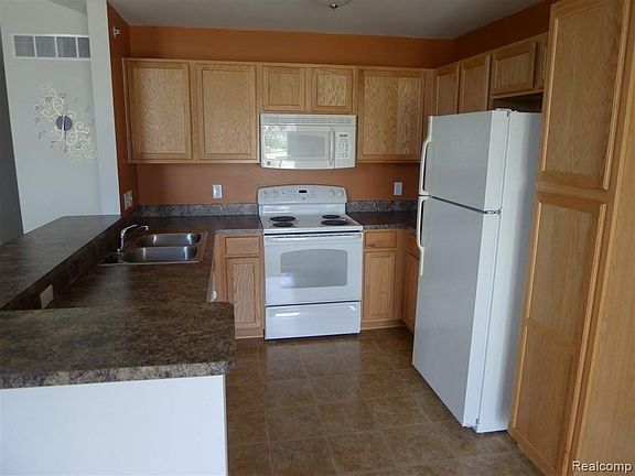 2nd image of 48416 Maplehurst Dr #91