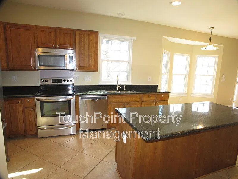 4 bed, 2.5 bath, 2581 sqft, $2,450 — Photo 3
