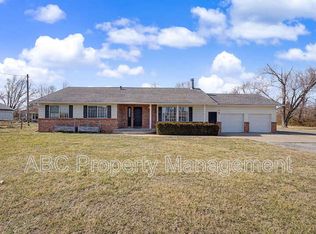 910 S 28th St, Rogers, AR 72758
