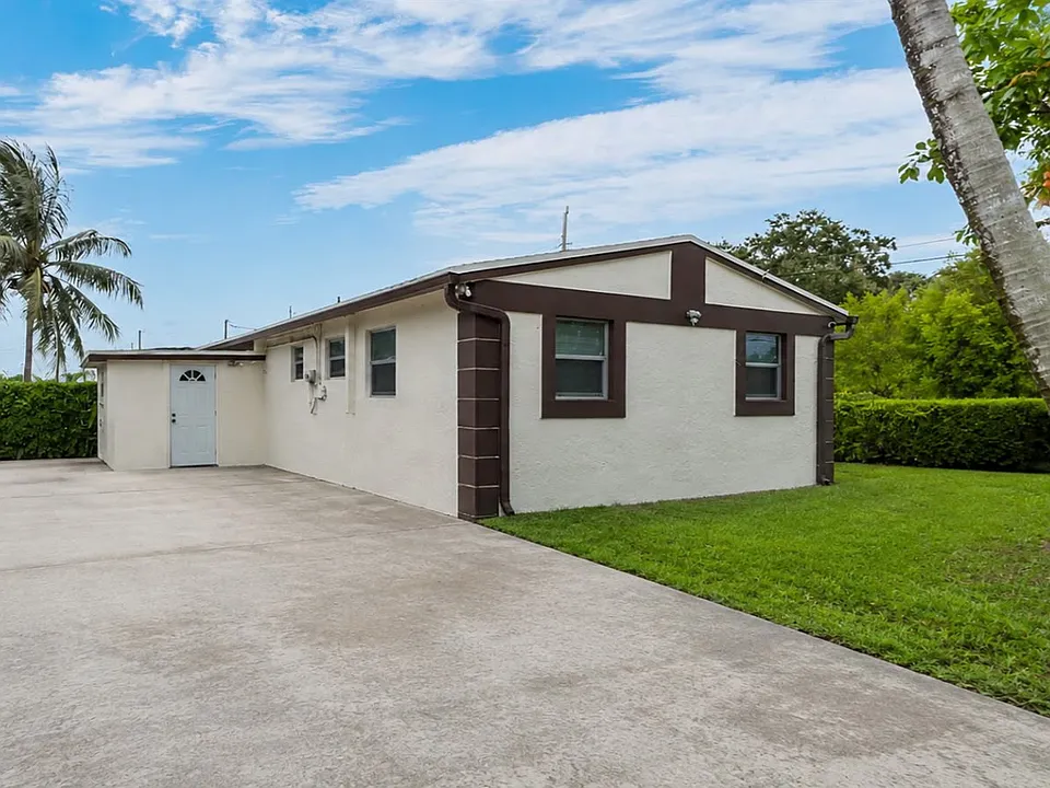 901 NW 34th Ter