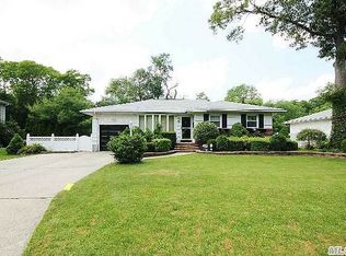 10 Tanglewood Dr, Smithtown, NY 11787
