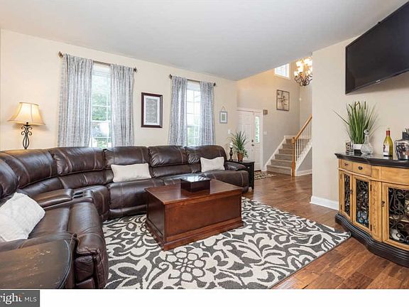 5th image of 300 Hidden Creek Dr