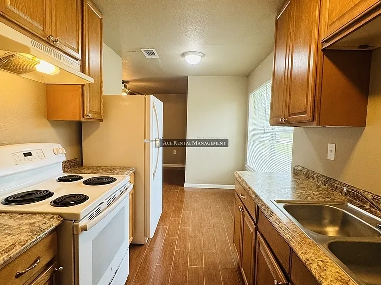 Pine Shadows Duplex Apartments — Photo 11