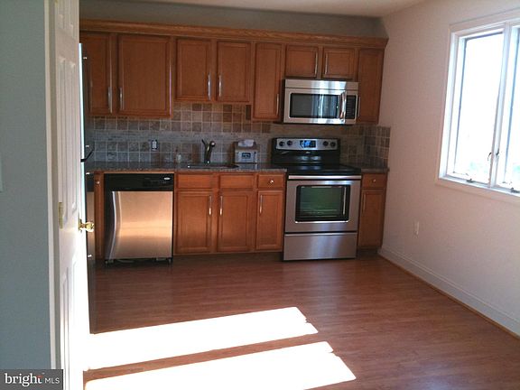 5th image of 115 Morton Ave Unit 2