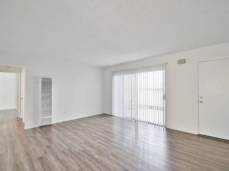 2302 Marshallfield Ln — Photo 3