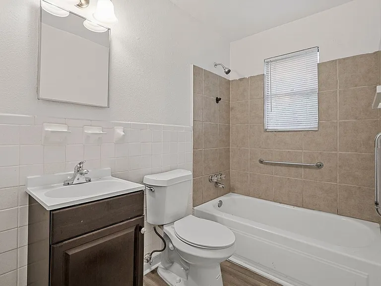 303 W Davis St — Photo 12