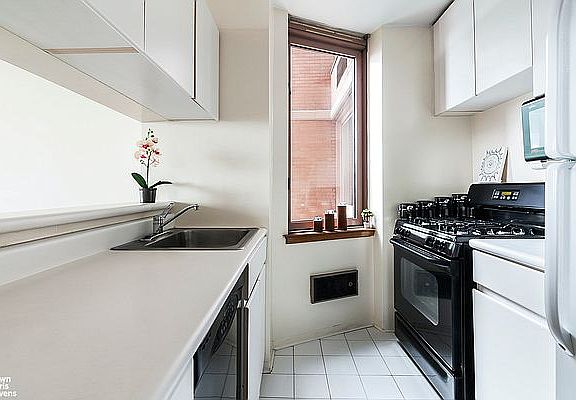 5th image of 235 E 40th St APT 9B