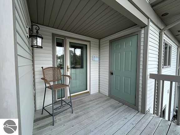 4th image of 637 W Lake St