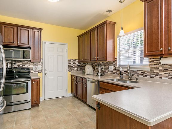 4th image of 204 Castlewood Ct
