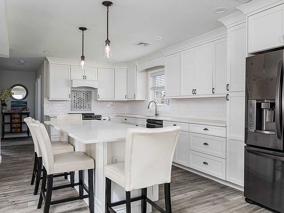 3rd image of 6 Chimney Ln