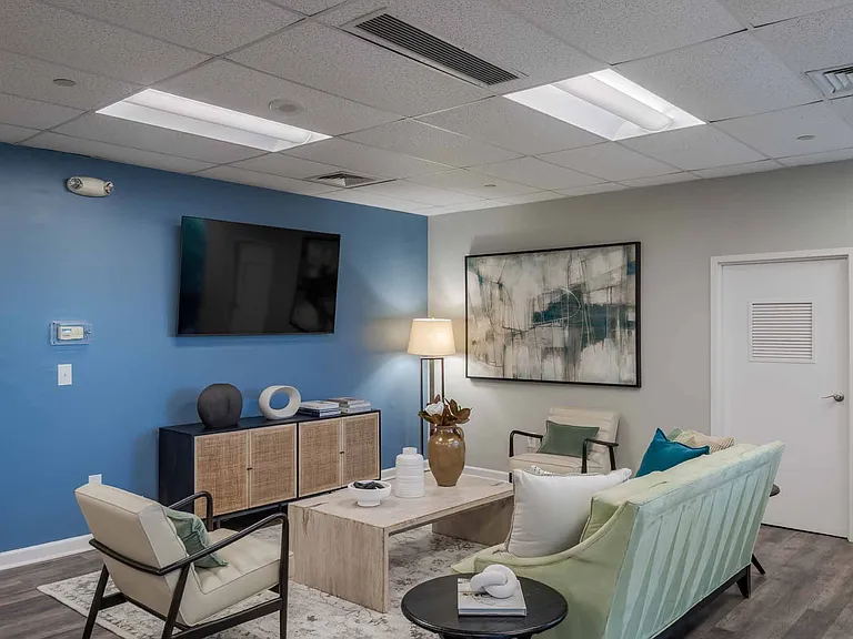 Lake Arbor Towers — Photo 14