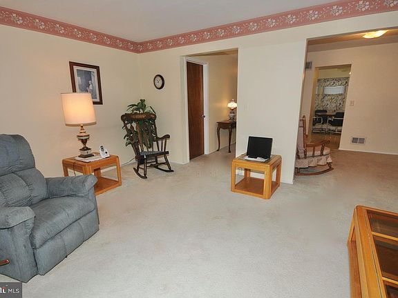 4th image of 7 Roberts Ct