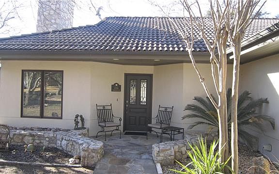 3rd image of 1913 Clubhouse Hill Dr