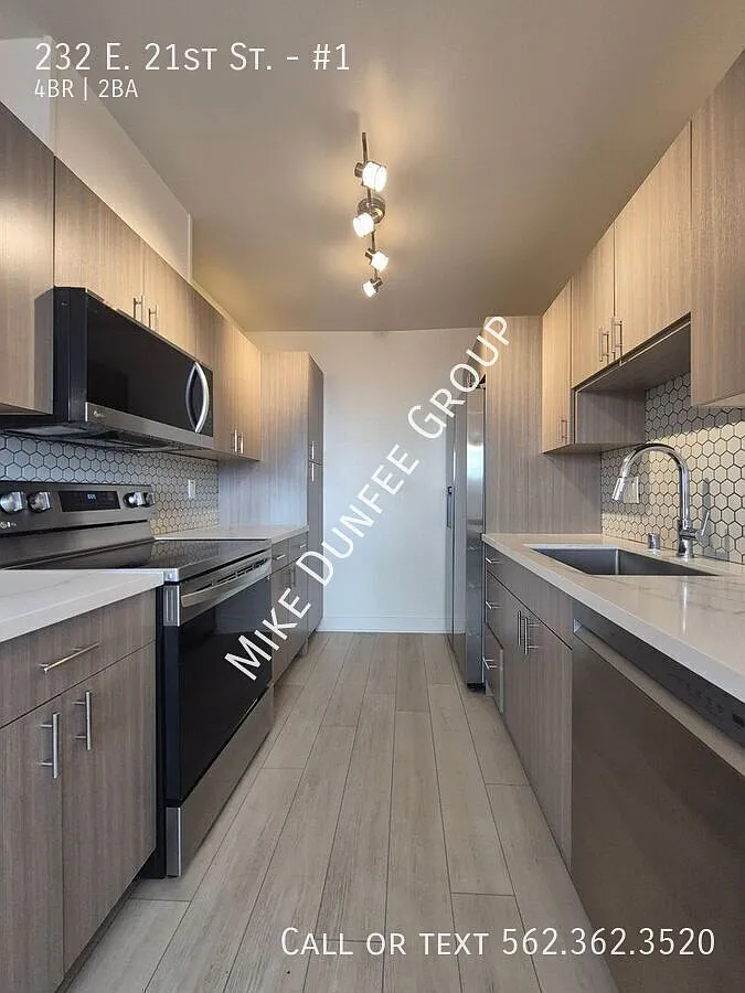 Beautiful 4 Bedroom 2 Bathroom Apartment With in Unit Washer and Dryer — Photo 3