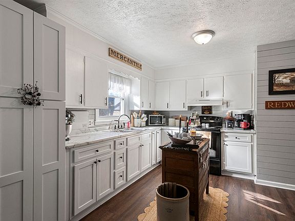 5th image of 612 Village Dr