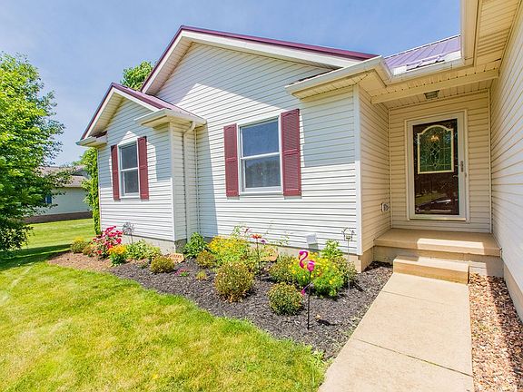 3rd image of 106 Evergreen Dr