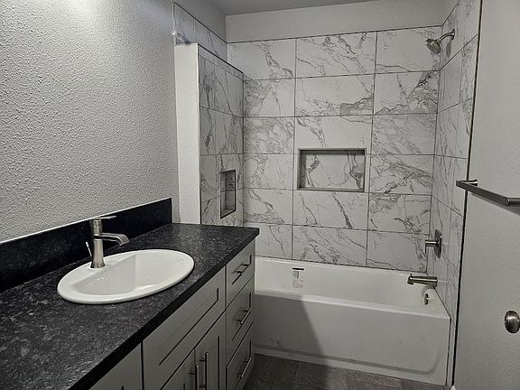 4th image of 2405 Cushing Ave