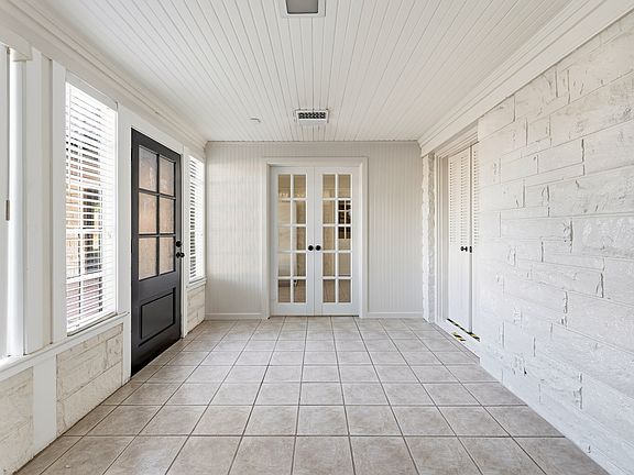 3rd image of 8561 Strathmore Dr