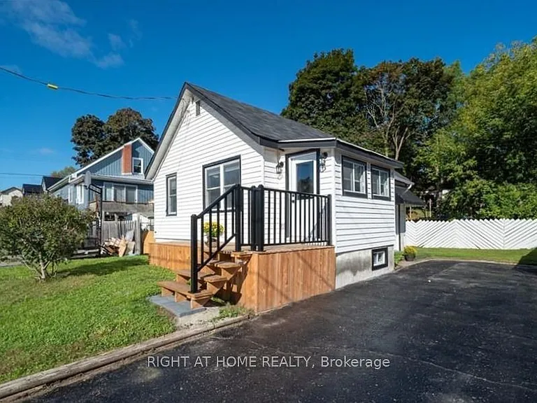 48 Ridley St E — Photo 2