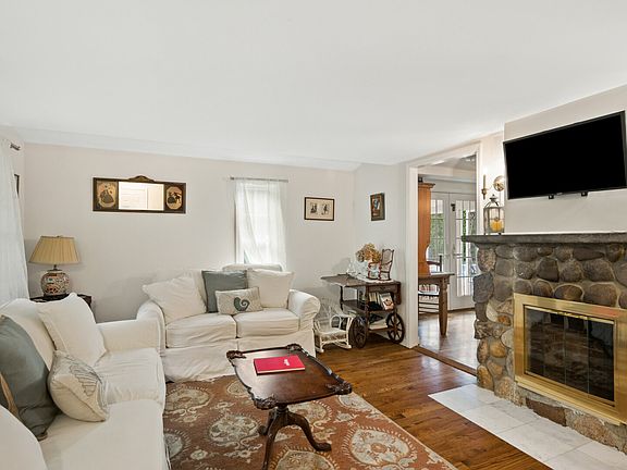 4th image of 1 Walnut Ave