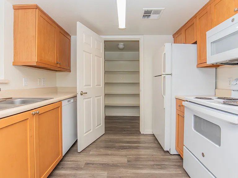 Indigo Pointe Apartments — Photo 28