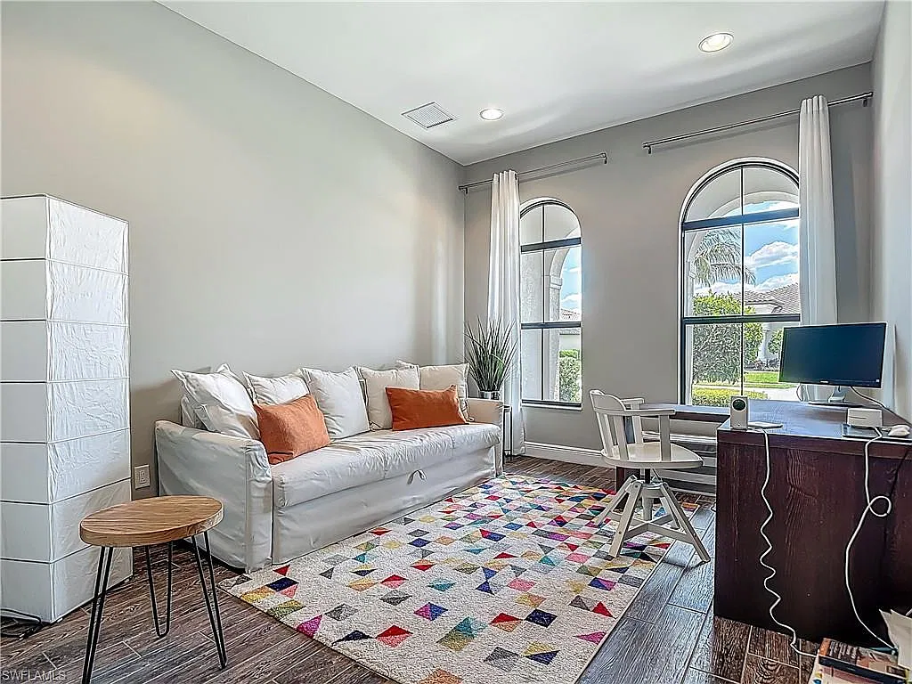 3 bed, 3.0 bath, 2830 sqft, $9,500 — Photo 3