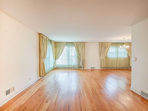 4th image of 4668 W Devon Ave