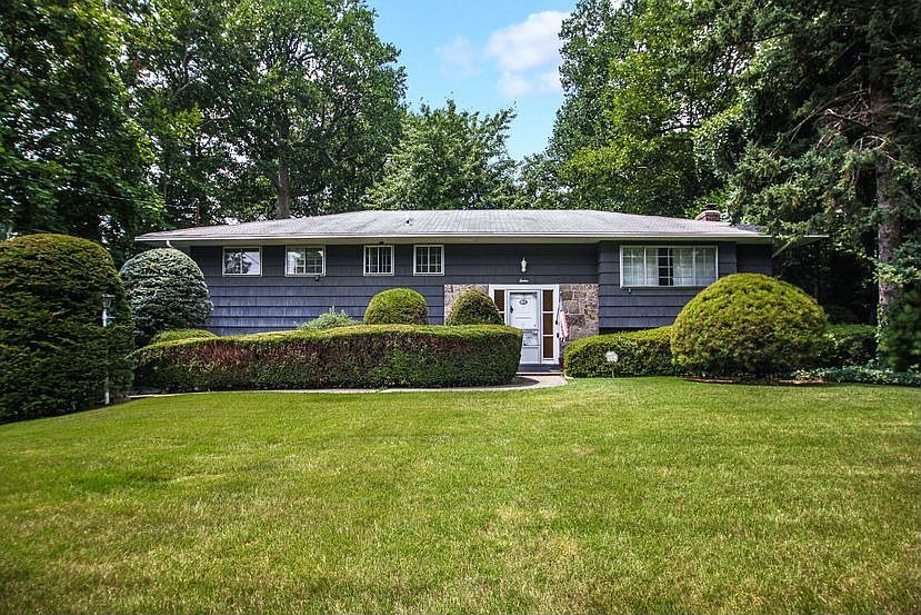 1st image of 12 Holly Tree Ln