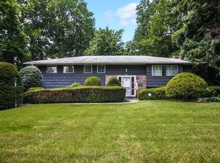 12 Holly Tree Ln, Glen Cove, NY 11542
