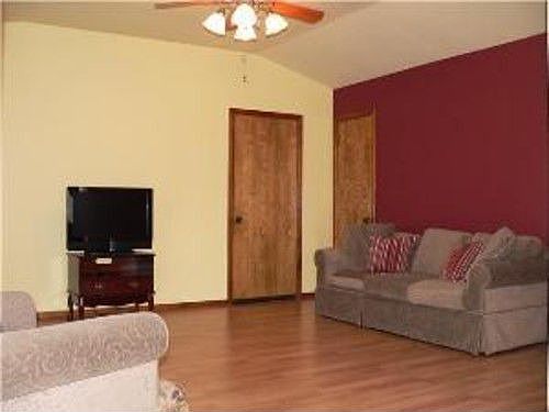 4th image of 213 Woodgate Dr