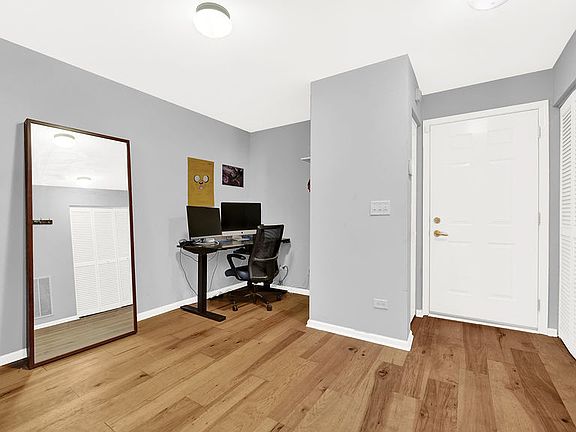 5th image of 3244 N Kilbourn Ave Unit 10