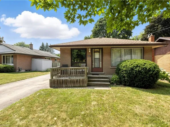 17 Elizabeth St, Cambridge, ON N3C 2T1