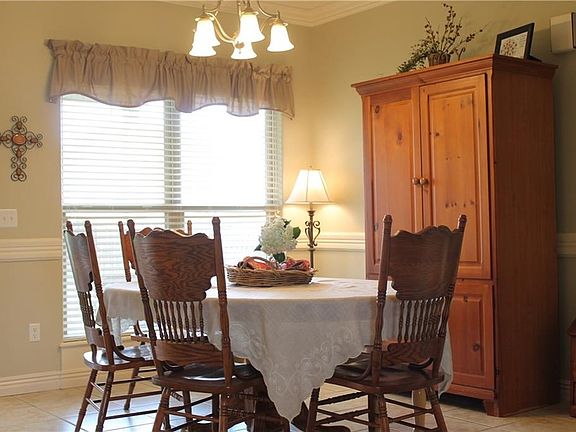Cozy dining room is open to kitchen and keeping room