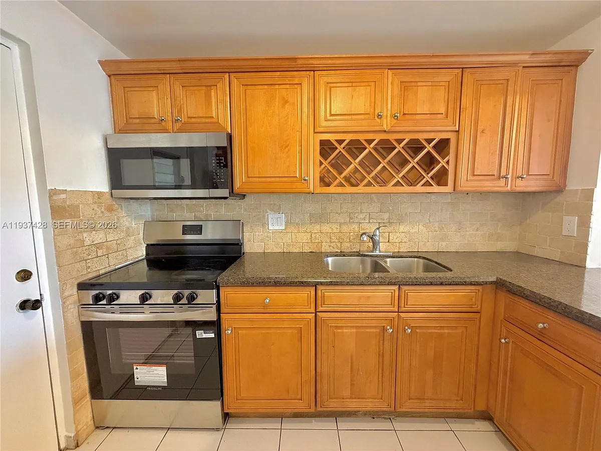 Building Photo - 2320 S Cypress Bend Dr #305