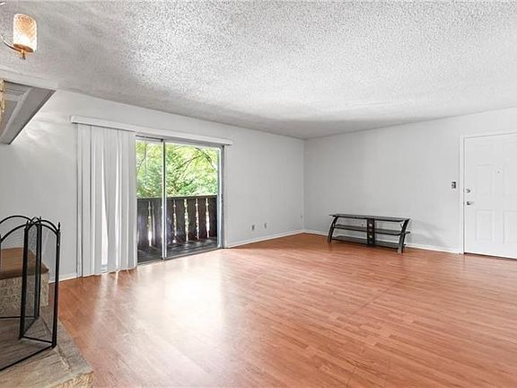 3rd image of 1308 Camelot Dr