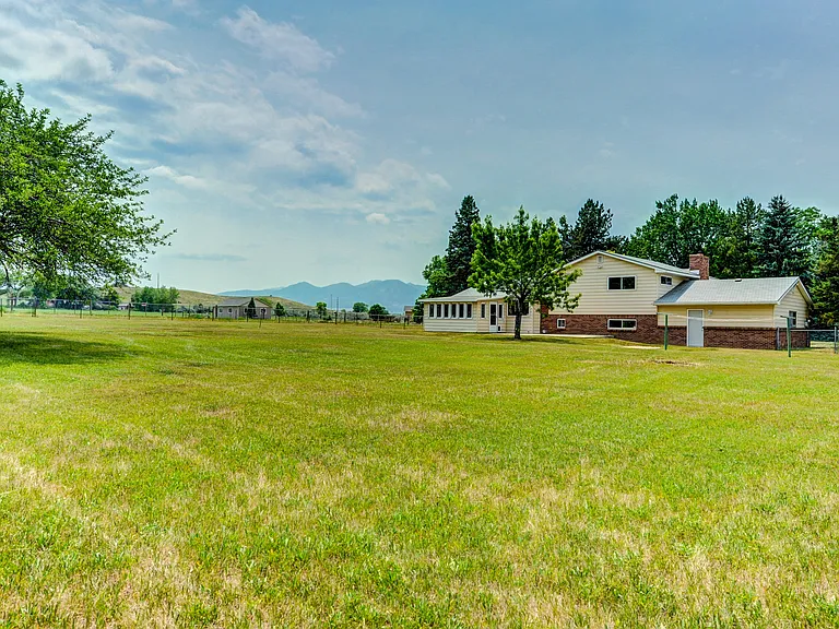 518 Clover Ln — Photo 37