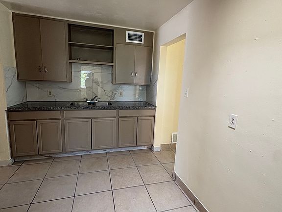5th image of 120 E Glenn St