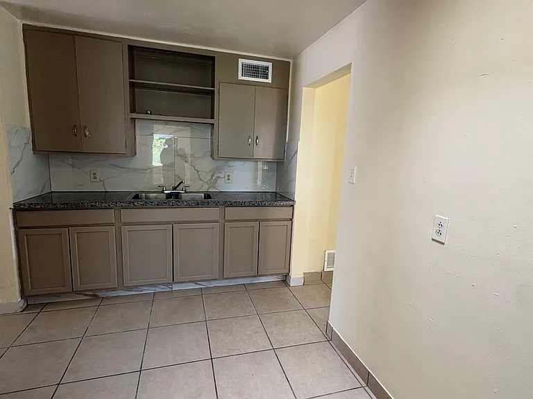 120 E Glenn St — Photo 5