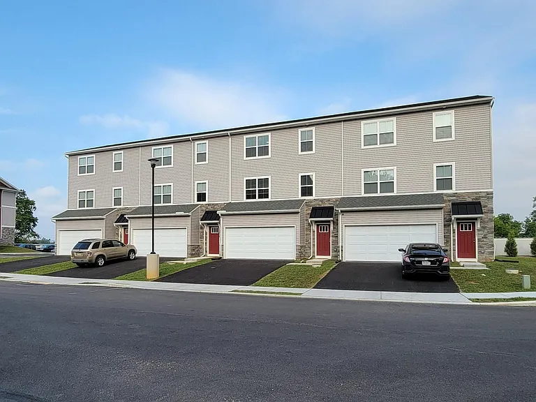 4616 Commerce St — Photo 1