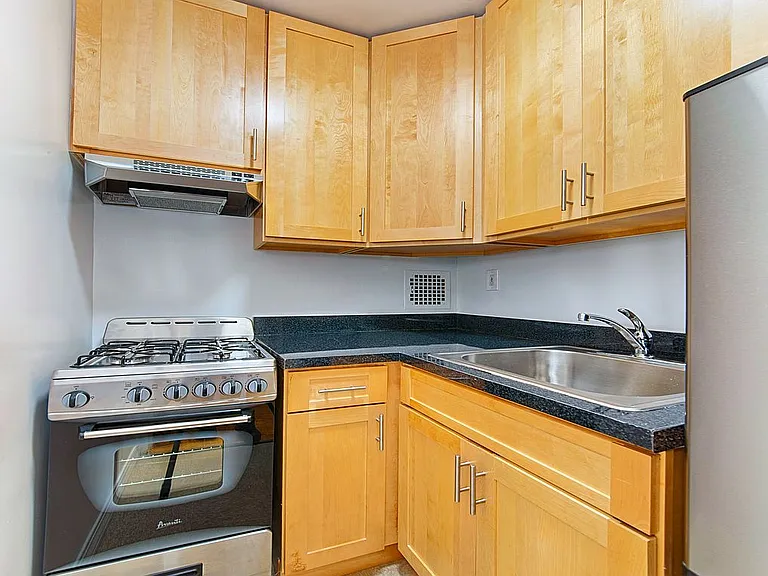 200 E 15th St #2A — Photo 6