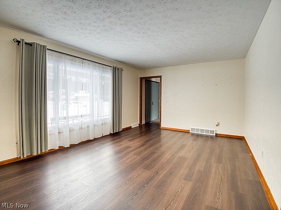 3rd image of 32625 Surrey Ln