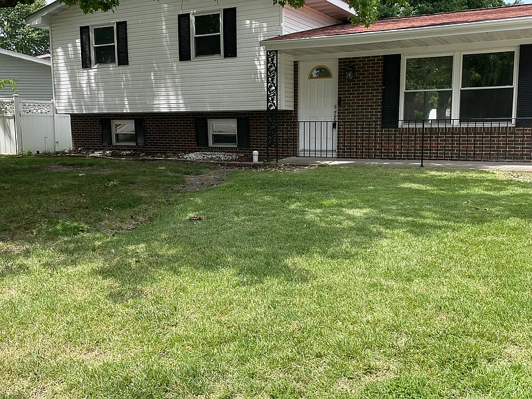 105 Chateau Dr — Photo 2