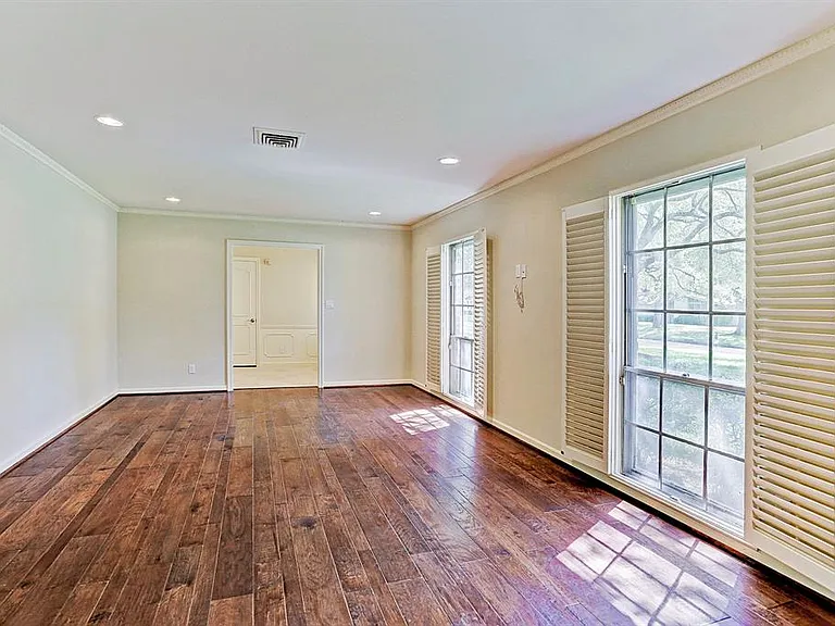 10626 Fairlane Dr — Photo 3