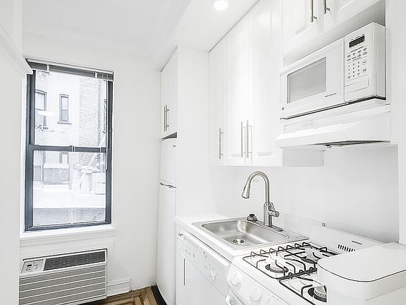 4th image of 214 E 51st St APT 5l