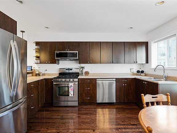 4th image of 827 Arncote Ave #105