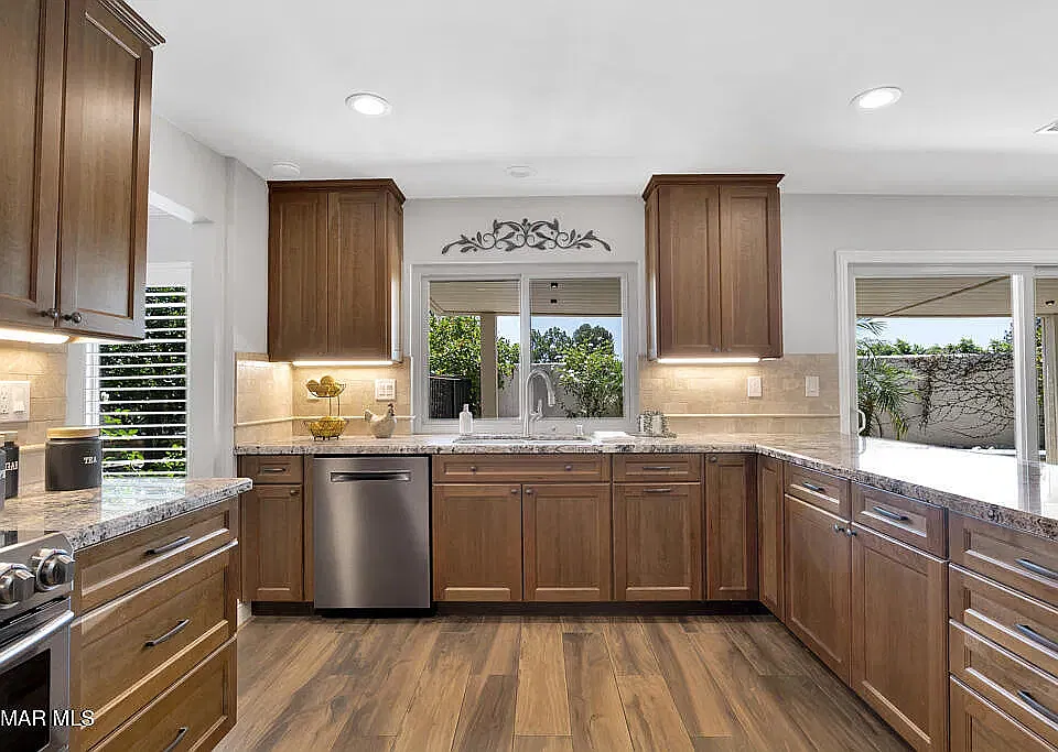3374 Onyx Cir
